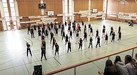 Gehört zum Finale eines Schülerlebens am Hebel-Gymnasium: Für das Sportfest studieren die beiden Oberstufen jeweils einen Tanz ein - hier auf dem Foto die Abiturienten mit ihrem letzten Auftritt an der Schule.