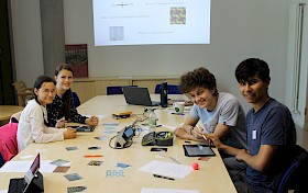 Chiara Palazzo, Anika Krein, Moritz Brand und Eliseo Carrasco Krämer hatten ihren Spaß bei einem mathematischen Workshop über Tapetenmustergruppen.