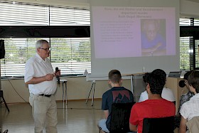 Albrecht Lohrbächer fesselt die Abiturienten mit seinem ergreifenden Bericht über die Geschichte der Schwetzinger Juden