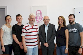 Sabine Appel, Organisationsleiterin des Schulfestes, konnte über 5100 Euro an Tim Johnston (Technik AG), Wolfram Sauer (Musik-Fachschaft), Karoline Nold (SMV) und Bernhard Woodley (Kongo-Projekt) verteilen und Schulleiter Stefan Ade (4.von links) freut sich über diese Bilanz.