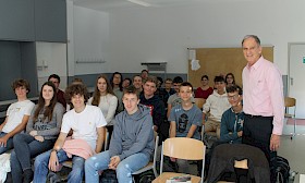 Prof. Martin Hellman, Pionier der digitalen Verschlüsselung, hatte seine Freude daran, den mathematik-interessierten Schülern über seine Forschung zu erzählen.