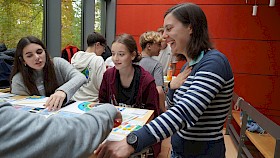 Caroline Keimes und Sara Scalia (beide Hebel-Gymnasium) testen unter der Anleitung von Eva Laplace (HITS) das neue Spiel „Habitable“.