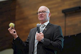 Andreas Fath, der „schwimmende Chemieprofessor“, erklärte anhand des Tennisballs, wie sich Schadstoffe am Mikroplastik anheften und auf diese Weise in den Körper von Tieren und Menschen gelangen.