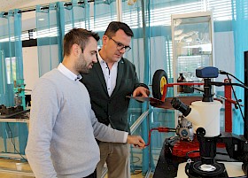 Björn Becker (links), Regionalleiter der Heidelberger Sparkasse, dreht am Rad - und kann dann später auf dem Computerbildschirm die Mikroplastik des Reifenabriebs anschauen. Hannes Steffen Henn (rechts) hat die Mitmachstationen ans Hebel geholt.
