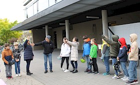Verkehrspädagoge Michael Fröhlich erklärt den Fünftklässlern auf unterhaltsame Art die Wichtigkeit von Fahrrad-Beleuchtung und heller Kleidung.