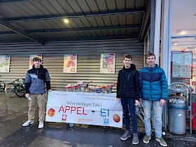 Joschua Boos, Sebastian Conrad und Gregor Fellenberg sammeln vor einem Supermarkt Spenden für den Tafelladen.
