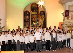 Zum musikalischen Gelingen des Weihnachtsgottesdienstes trug auch der Chor des Hebel-Gymnasiums bei.