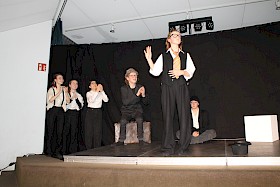 Lorida Disha, Charlotte Schmidtke, Laura Pilato, Jonah Mutschler applaudieren dem Vorschlag von Franka Hellmann , während Martha Löschel kritisch zuhört.