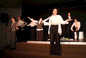 n der Schlussszene singt Emily Corbett eine Brecht-Ballade, schauspielerisch unterstützt von Nora Herrmann, Charlotte Schmidtke, Timur Baltaci, Laura Pilato, Neele Binder, Martha Löschel und Jagna Dobiasz.