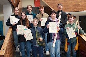 Sieben Mathe-Cracks konnten sich über Preise beim Landeswettbewerb freuen – überreicht durch den stellvertretenden Schulleiter Gundolf March: Vincent Birkel, Katharina Brenneisen, Timo Vetter, Tammo Pfeiffer, Robin Humberg, Maximilian Chelminski und Lukas Hilger.