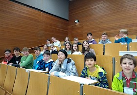 Spannung für die Hebel-Cracks, bevor es losgeht: Die Begrüßung findet beim Tag der Mathematik im großen Hörsaal der Chemie statt – da fühlen sich die Schüler schon fast wie Studenten.