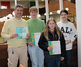 Der stellvertretende Schulleiter Gundolf March konnte den erfolgreichen Mathematik-Olympiade-Teilnehmern Birk Janson, Jona Vößing und Carolin von Homeyer zu ihren Preisen gratulieren.