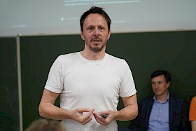 Prof. Karsten Huffstadt referierte mehr als 90 Minuten über Künstliche Intelligenz beim Hebel-Treff am 04. März 2024.
