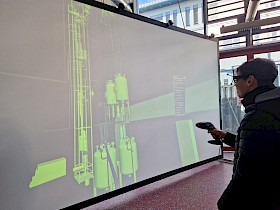 Tim Kohl (J1) erkundet eine Industrieanlage in virtueller Realität.