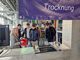 Prof. Birgitta Landwehr (li.) erklärt Schülern des J1-Leistungskurses einen Versuch zur Trocknung. (Schüler v.l.n.r.: Peter Nguyen, Joschua Boos, Tim Kohl, Felix Schulz (halb verdeckt), Gregor Fellenberg, Alexander Mykulanynets, Eike Janson (halb verdeckt).
