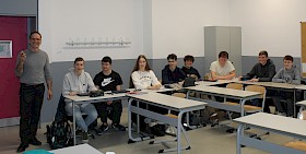 Karl-Martin Ehrhart, Professor für Spieltheorie, ließ die Schüler des Mathematik-Vertiefungskurses den Wert des mit Münzen gefüllten Gläschens schätzen und dann ersteigern.