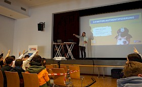Erwin Markowsky ist ein „White-Hat-Hacker“ und kann authentisch von den Gefahren im Netz warnen.