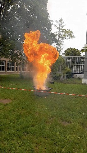 Eine heftige Verpuffung mit Feuerball entsteht, wenn brennendes Fett mit Wasser gelöscht wird - richtig wäre, es mit einem Deckel zu ersticken. (Bild: Laura Lippke, Klasse 8)