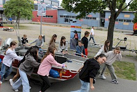 Schüler ziehen ein Hochwasser-Rettungsboot.