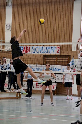 In der Turnhalle ging es beim Volleyballspiel der beiden Oberstufensteams mit vollem Einsatz zur Sache.