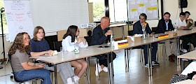 Andre Baumann (Mitte) hatte Mini-Ausgaben des Grundgesetzes mitgebracht. Daniel Born (4. von links) und Andreas Sturm (6.) diskutierten mit den Oberstufenschülern über den Wert des Grundgesetzes für die Demokratie.