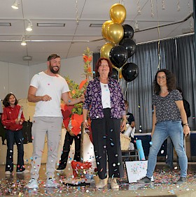 Schulsozialarbeiterin Ulrike Wolf (Mitte) wurde nicht nur mit Konfetti verabschiedet. Verbindungslehrkräfte Bernard Woodley (links) und Lina Gall sowie viele Schüler überraschten sie mit persönlichen Geschenken.