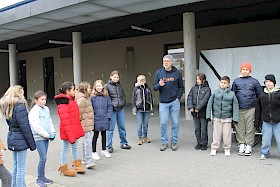 Verkehrspädagoge Michael Fröhlich erklärt den Fünftklässlern auf unterhaltsame Art die Wichtigkeit von Fahrrad-Beleuchtung und heller Kleidung.