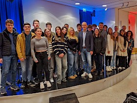 Foto (Henn): Nobelpreisträger Benjamin List mit Schülerinnen und Schülern des Hebel-Gymnasiums sowie ihren Lehrkräften beim International Science Festival „Geist Heidelberg“ im DAI Heidelberg