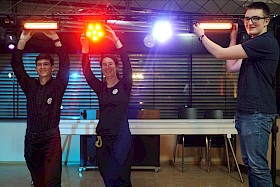 Premiereneinsatz für die neue Lichttechnik beim Oberstufenball: Maksim Sklyarenko, AG-Leiterin Carmen Boettcher und Felix Eisendick haben sich in das neue Equipment eingearbeitet.