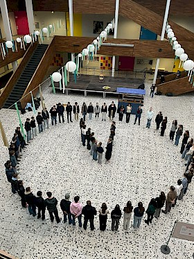 Die Abitur-Klassenstufe formte zusammen mit der Soli-AG in der Aula ein „5 vor 12“, um ein Zeichen für die Demokratie und die Motivation, wählen zu gehen, zu setzen.