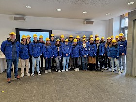 Safety first: Vor der Werksrundfahrt wurden die Chemie-Leistungskurse mit Helm, Schutzbrille und Schutzjacke ausgestattet.