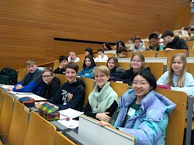 Im großen Hörsaal der Chemie wurden die Teilnehmer am Tag der Mathematik begrüßt. Vom Hebel-Gymnasium waren dabei: das Mittelstufenteam (vordere Reihe von links) mit Birk Janson, Tammo Pfeiffer, Lukas Hilger, Lilli Manhart, Winnie Huang und das Unterstufenteam (dahinter) mit Daniel Zhang, Ellen Wizenmann, Annika Volkmar, Eva Leonard und Marie Naber.