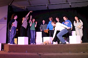 Nein, die geliebten Kuscheltiere liefern auch nicht genug Bedeutung, um das Leben als „sinnvoll“ zu beweisen. Die Theater-AG inszenierte eindrücklich den Jugendroman „Nichts“.