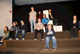 Die Suche nach der „Bedeutung“, für die es sich zu leben lohnt, wird zunehmend verzweifelter. Die Theater-AG inszenierte eindrücklich den Jugendroman „Nichts“.