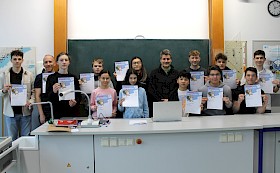 Die Gewinner eines ersten Preises beim Informatik-Biber erhielten ihre Urkunden und Sachpreise. Stellvertretender Schulleiter Gundolf March (Mitte) freut sich über das starke Schulergebnis. Organsiert hatte den Wettbewerb Informatiklehrer Florian Seitz (Zweiter von links).