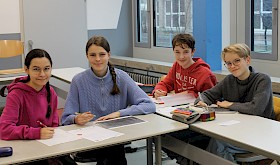 Zusammenarbeit ist in der Mathematik wichtig: Die Teams Chiara Palazzo und Anika Krein sowie Lukas Hilger und Lilli Manhart gewannen beim Landeswettbewerb Mathematik einen dritten Preis. Inzwischen knobeln sie bereits an den Aufgaben des Bundeswettbewerbs.