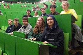 Der Karlsruher Tag der Mathematik begann im großen Hörsaal der Chemie: Erik Wilhelm, Sebastian Conrad, Alexander Mykulanynets , Vincent Birkel und Amy Huang (untere Reihe) sowie Ali-Kemal Altiparmak, Neele Binder, Timo Vetter, Felix Zhang und Arina Badanau (obere Reihe) sind für einen Samstag voller Mathe bereit.