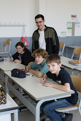 Student Moritz Maximini ist bei den „Mkids“ Kursleiter: Louisa Rogowski, Linus Grund und Christian Geier haben Spaß an den Knobelaufgaben.