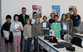 Stellvertretender Schulleiter Gundolf March (3. von links), Elternvertreterin Elke Birkel (2. von rechts), Mathematiklehrer Florian Seitz (rechts) freuen sich, den besonders erfolgreichen Schülern des Mathematik-Wettbewerbs „Känguru“ Knobelspiele und Bücher überreichen zu können. Das Känguru-T-Shirt hatte sich Emmanuel Ranft Lopez „ersprungen“.