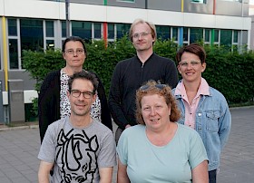 Der (teilweise) neue Vorstand des Freundeskreises: (hintere Reihe): Kirstin Reinert (Schriftführerin), Fabian Wewers (Vorsitzender), Jacqueline Weich-Zahn (stellvertr. Vorsitzende), (vordere Reihe): Axel Binder (Kassenwart), Silke Janson (Jahrbuch-Beauftragte)