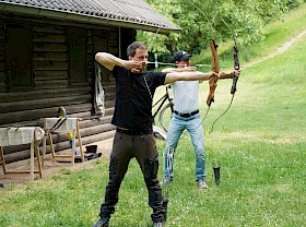 Daniel Zischka (vorne) und Axel Binder (aus dem Freundeskreis-Vorstand) testen das Bogenschießen, das im Rahmen der Erlebnispädagogik nun für die achten Klassen angeboten wird.