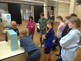Volker Gaibler von der MAINS weckt den Ehrgeiz der Hebel-Schüler: Wer braucht die wenigsten Versuche, um das Geheimnis zu entschlüsseln?