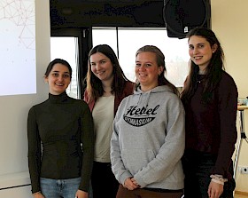 Lea Fietkau, Ina Neumann und Elena Weiland von der Heidelberger Uni kamen auf Einladung der Schulsozialarbeiterin Maria Fuhrer (2. von rechts) für die Handy-Studie ans Hebel-Gymnasium.