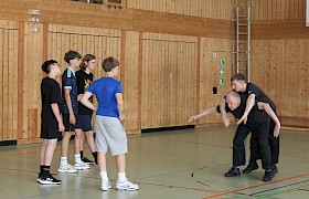 Dr. Karl-Heinz Link und Frederic Junker vom Budo Club führen vor, wie man sich aus einer Umklammerung befreit.