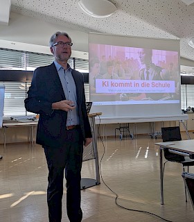 Florian Karsten aus Stuttgart hielt den Einführungsvortrag „KI kommt in die Schule“ am Hebel-Gymnasium.