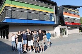 Die Klasse 9c des Hebel-Gymnasiums testet schon einmal die geschenkten Sonnenfinsternis-Brillen, die die Schüler dann am 12. August einsetzen können.